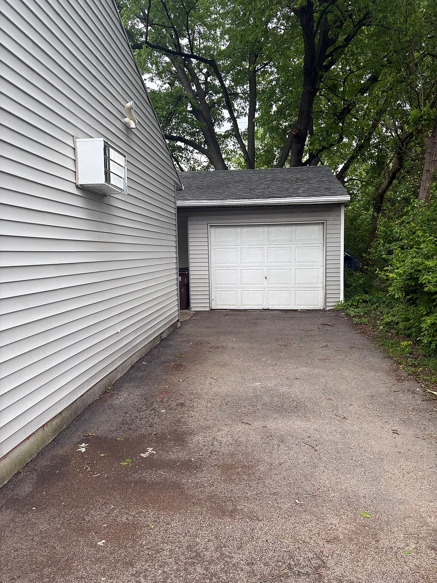 1 Car Garage - 4425 Thompson Dr