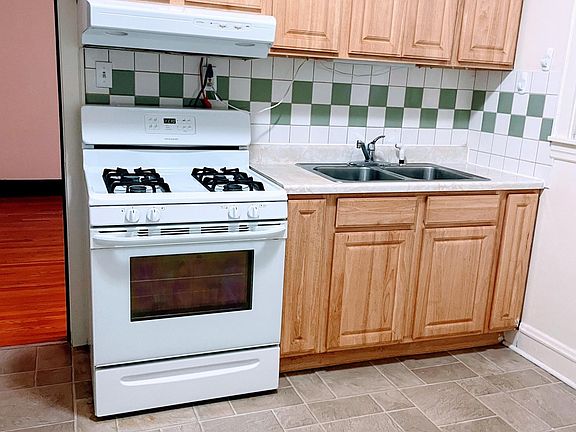 Nice size 12x10 kitchen with eat-in table space.