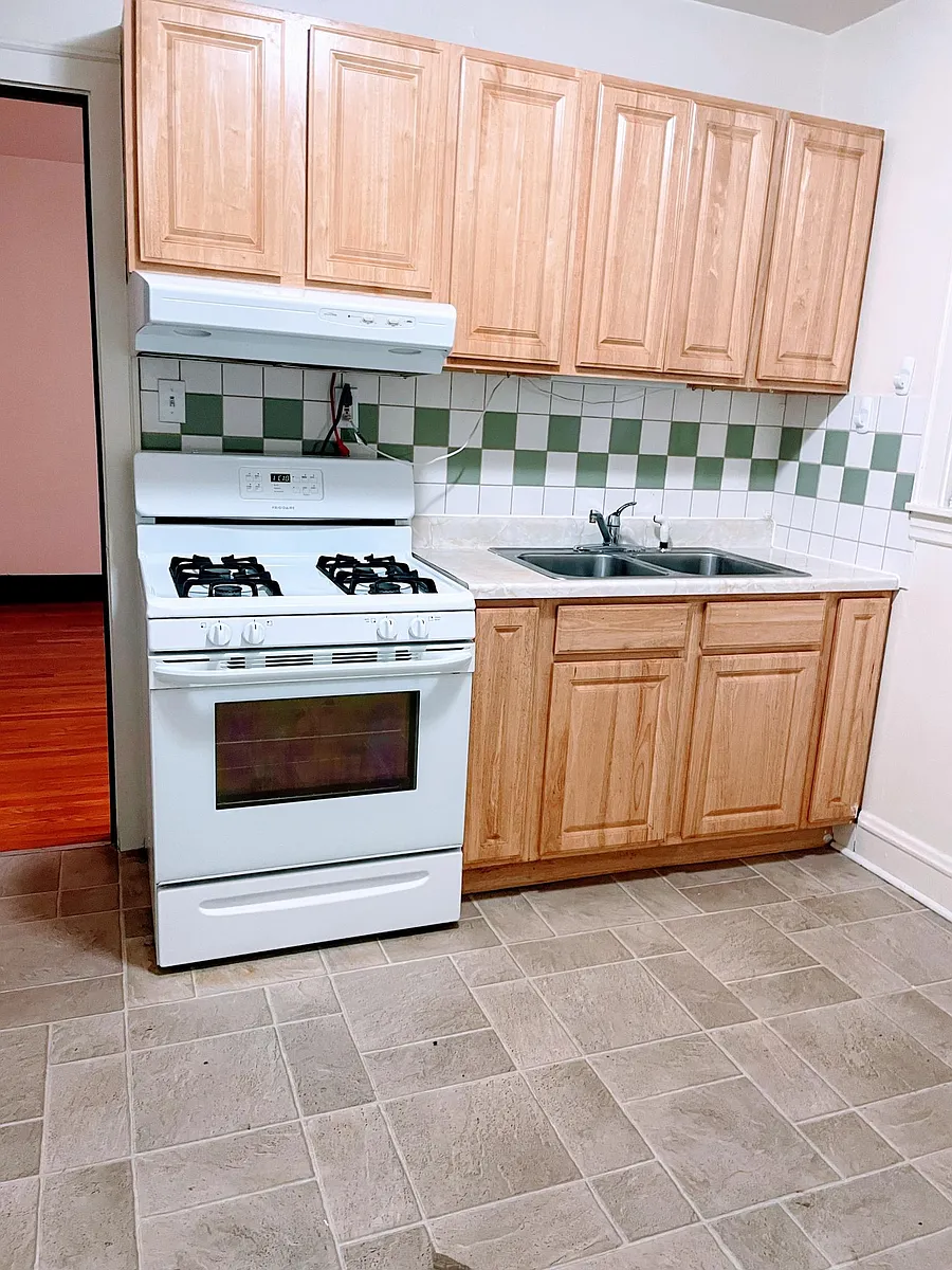 Nice size 12x10 kitchen with eat-in table space. - 6000 W Seminole St #1W