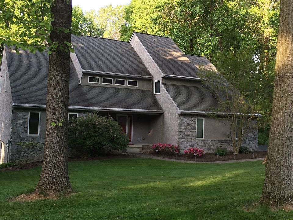 2nd image of 8 Radburn Ln