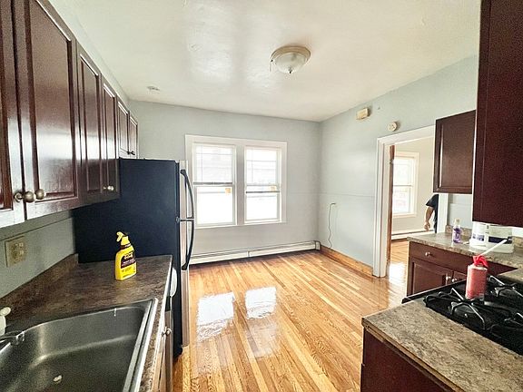 2nd image of 113 Ferry St APT 2