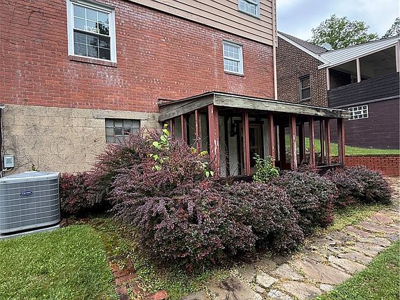 3rd image of 139 Glenfield Dr
