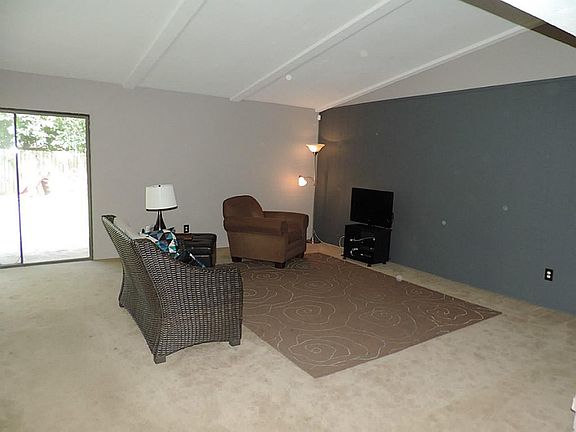 Wonderful Den with vaulted ceilings Open to the Kitchen/Breakfast!