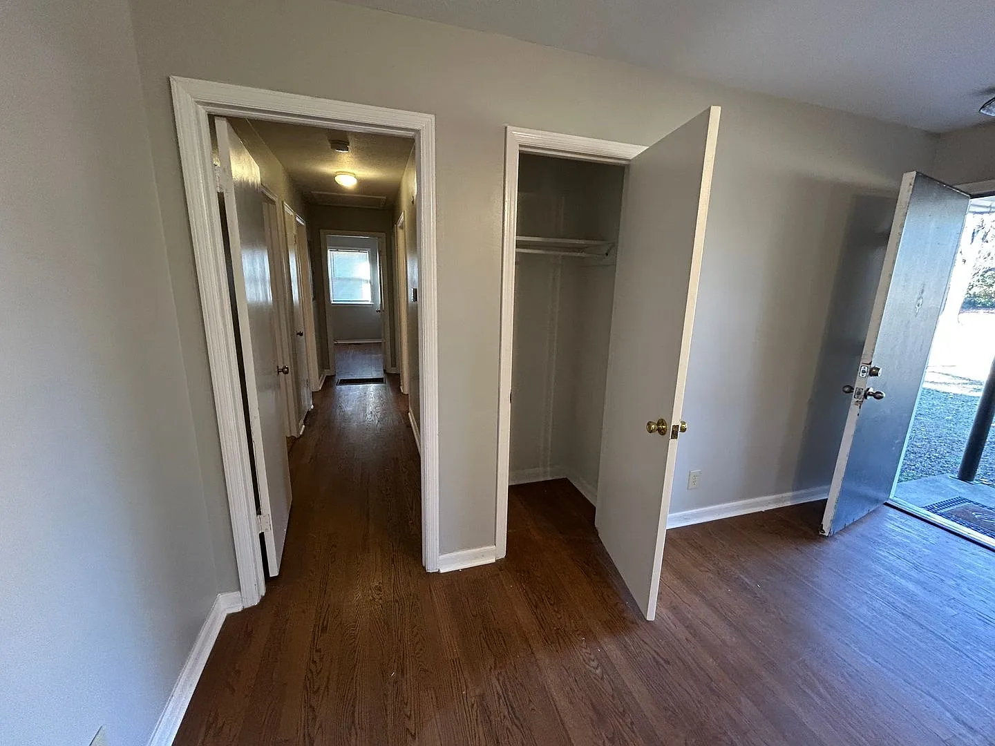 4bed /2bath Brick Home With Fenced In Back Yard — Photo 3