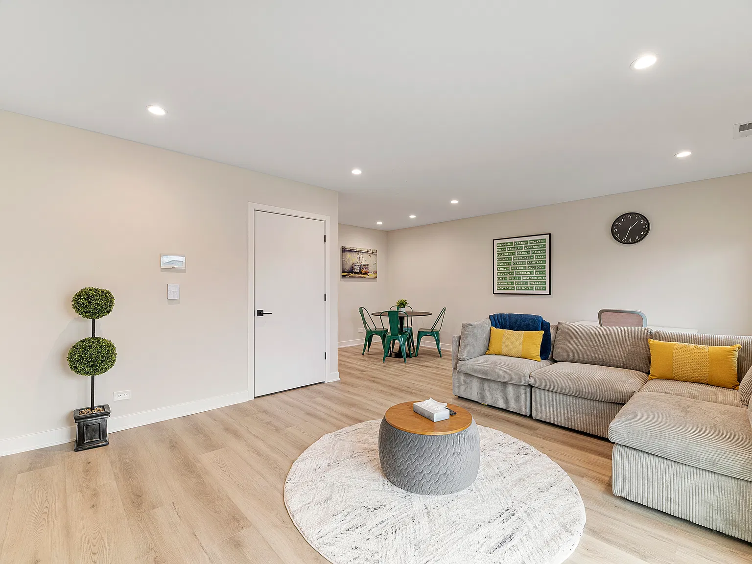 2 bed, 1000 sqft, $2,419 — Photo 3