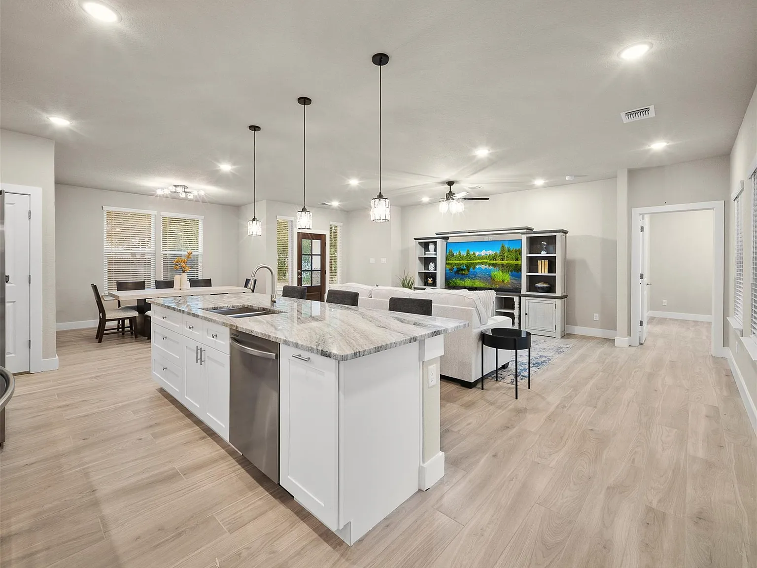 4 bed, 3.0 bath, 1957 sqft, $3,300 — Photo 4