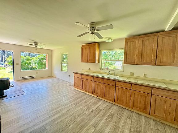 2nd image of 318 Seiad Grove Rd