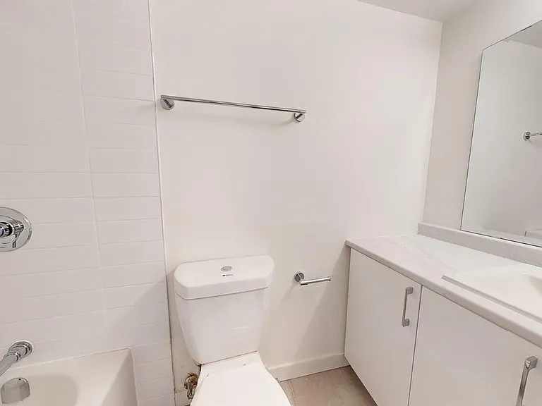 2470 Southvale Cres — Photo 96