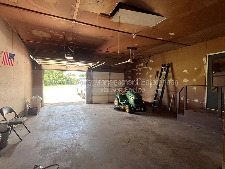 204 Wolf Ln — Photo 29