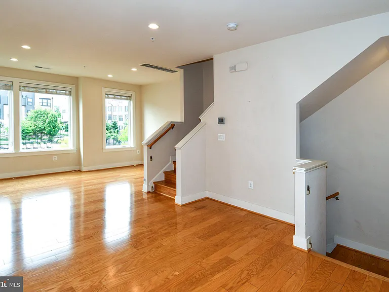 16301 Columbus Ave — Photo 4