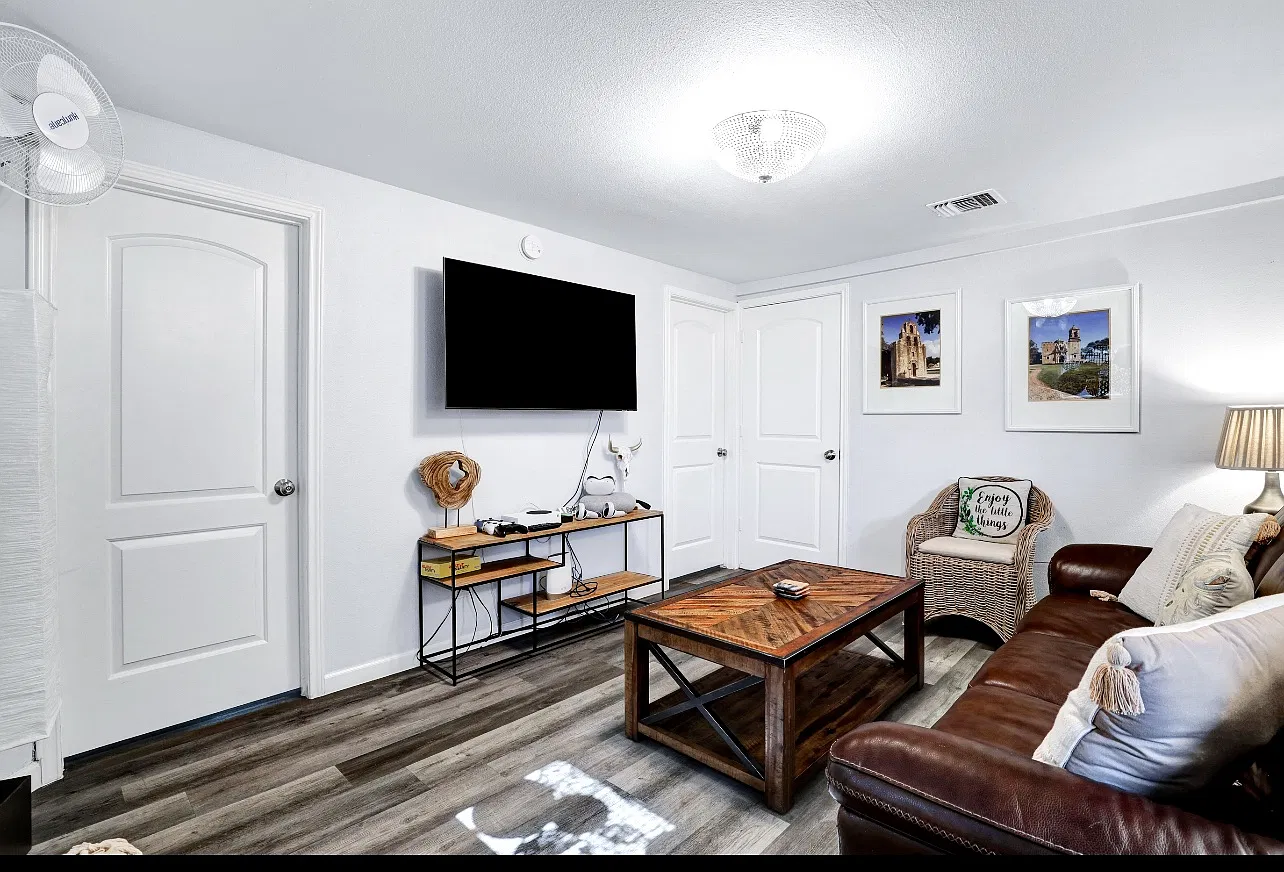 425 Parland Pl — Photo 4