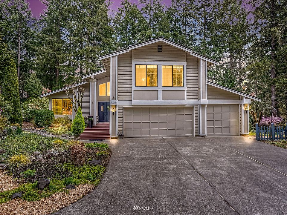 Welcome home to this inviting entrance