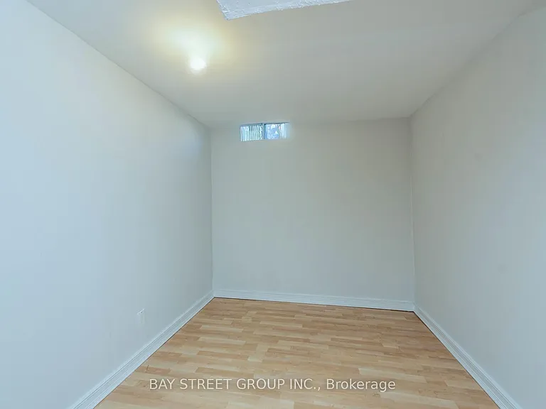 130 Royal Appian Cres — Photo 19