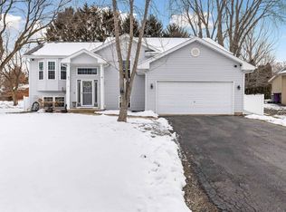 421 Staffordshire Dr NE, Poplar Grove, IL 61065