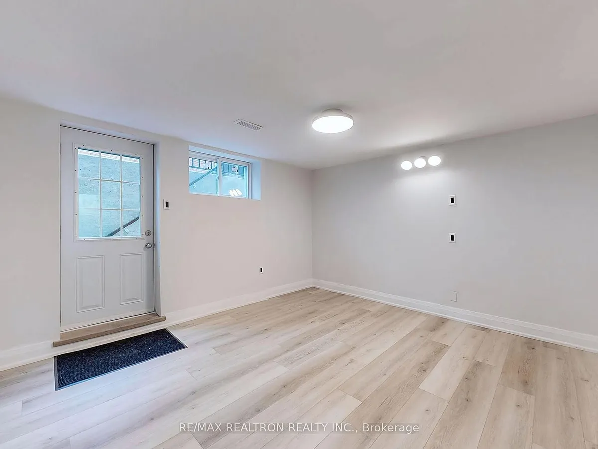Building Photo - 28 Blue Spruce Ln #BASEMENT