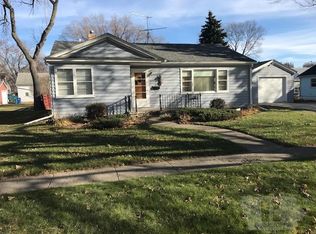 323 Arizona Ave SW, Orange City, IA 51041