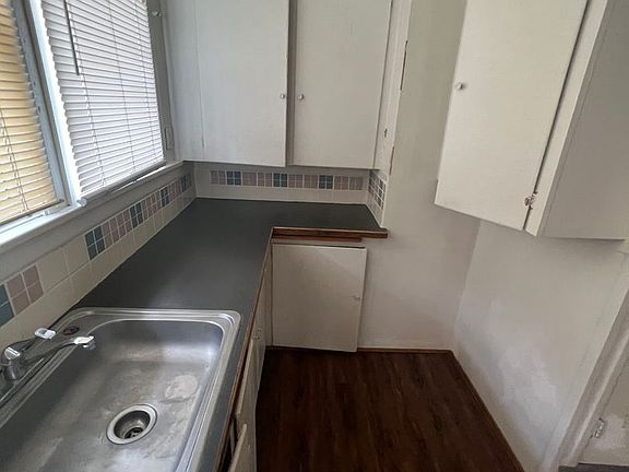 3rd image of 905 NE Lake St APT A