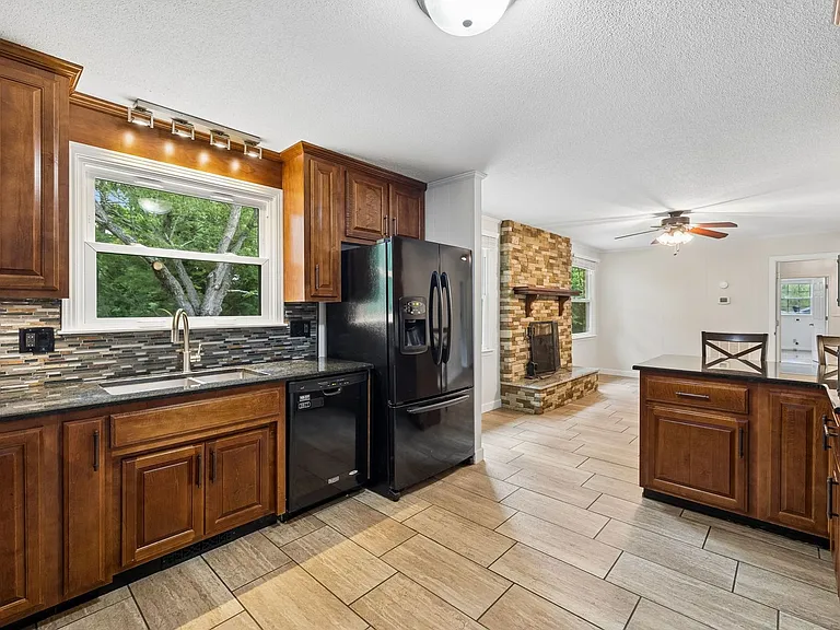 1810 Theresa Dr — Photo 17