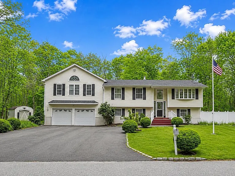 46 Walter Dr — Photo 1