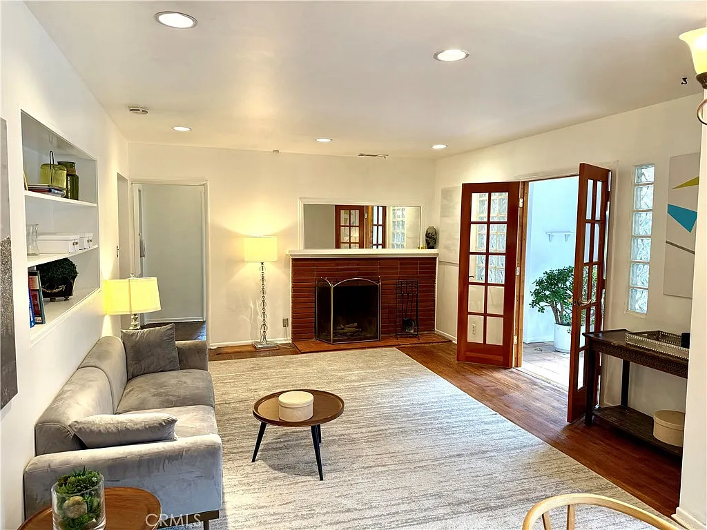 3 bed, 2.0 bath, 1331 sqft, $4,495 — Photo 3