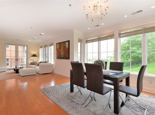 3 Moorings Ln, Edgewater, NJ 07020