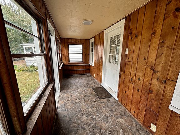 2nd image of 2105 Plum St