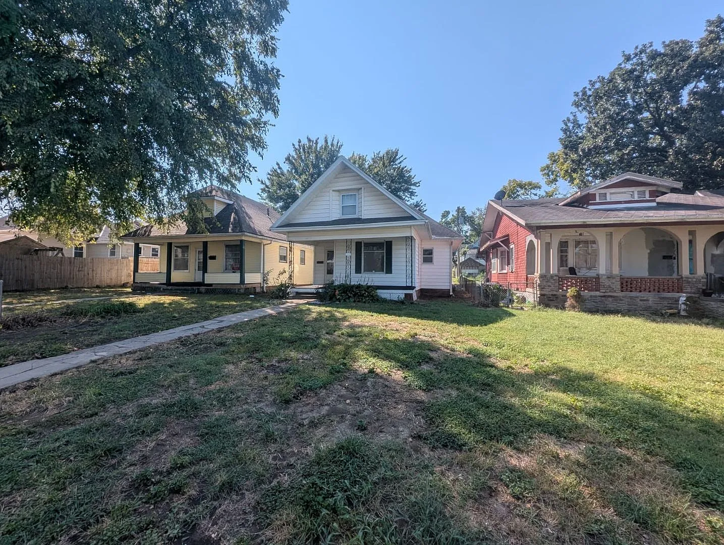 Updated 2-Bedroom Home with Spacious Living Areas, Basement & Off-Street Parking — Photo 4