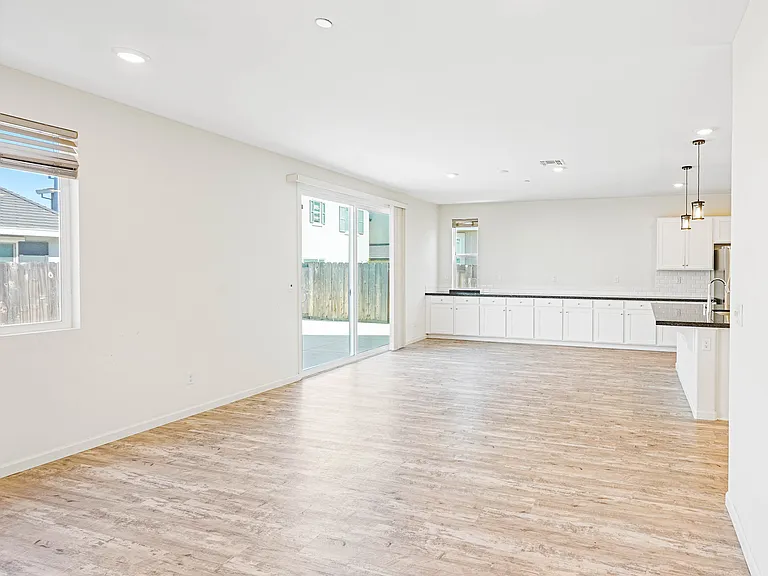 467 Yarrow Dr — Photo 11