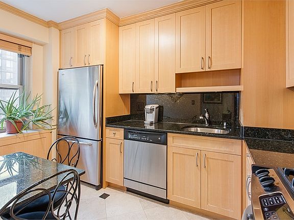 4th image of 250 E 87th St APT 19B