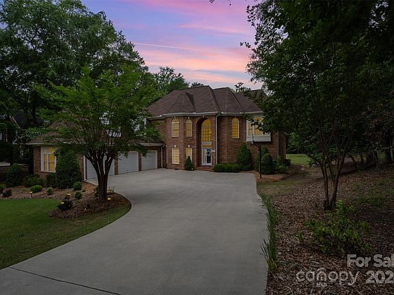 2nd image of 527 Bent Creek Ln