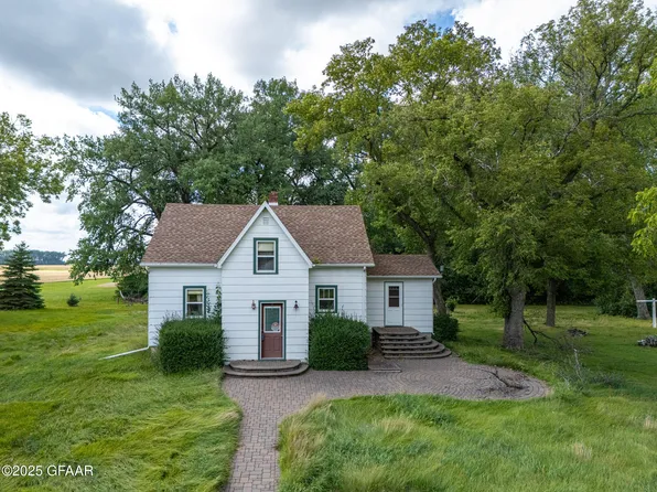 380 9th St NE, Reynolds, ND 58275