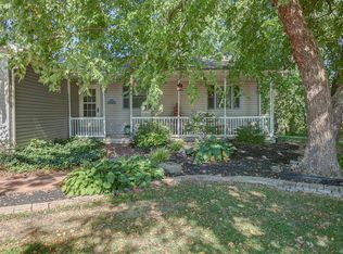 8 Lakeview Dr, Brighton, IL 62012