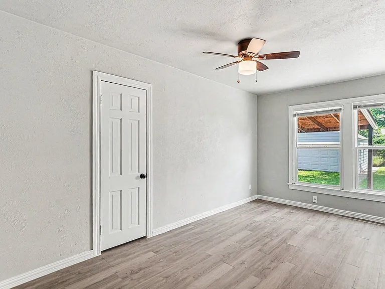 1108 E Robert St — Photo 17