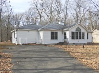 246 W Chipmunk Rd, Bushkill, PA 18324
