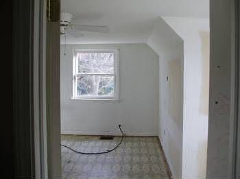 5th image of 985 Newton St