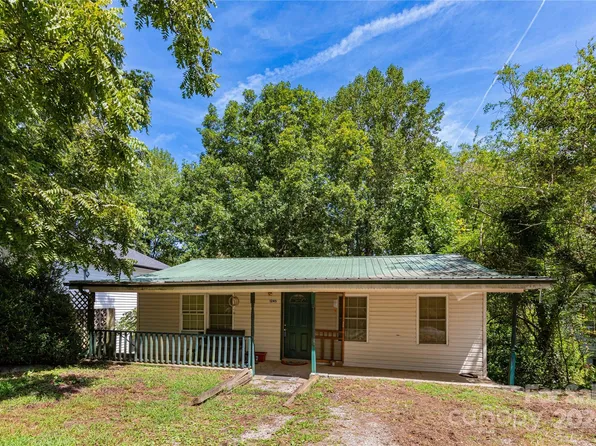 1245 Pine Spring Dr, Hendersonville, NC 28739