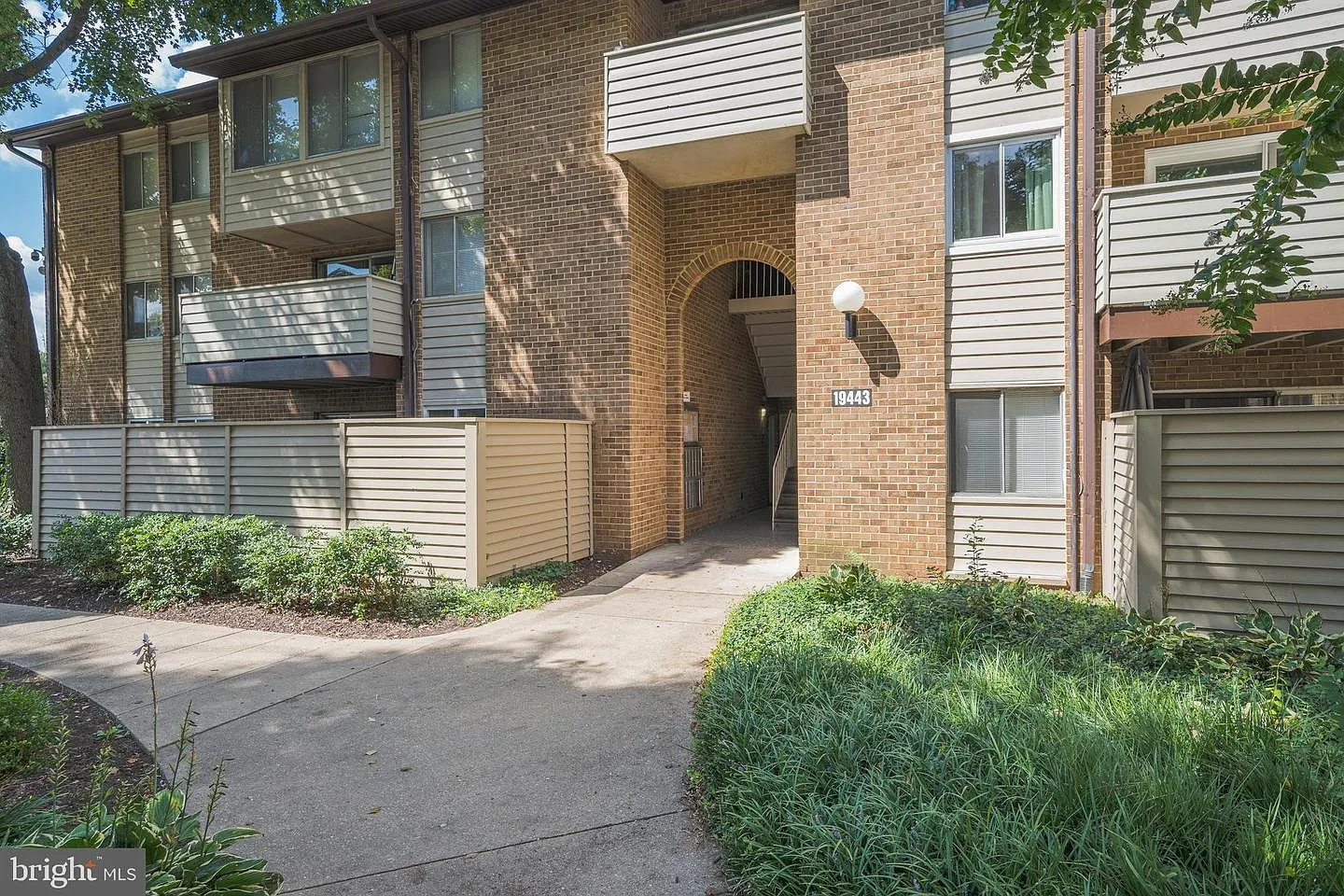 2 bed, 1050 sqft, $2,000 — Photo 2
