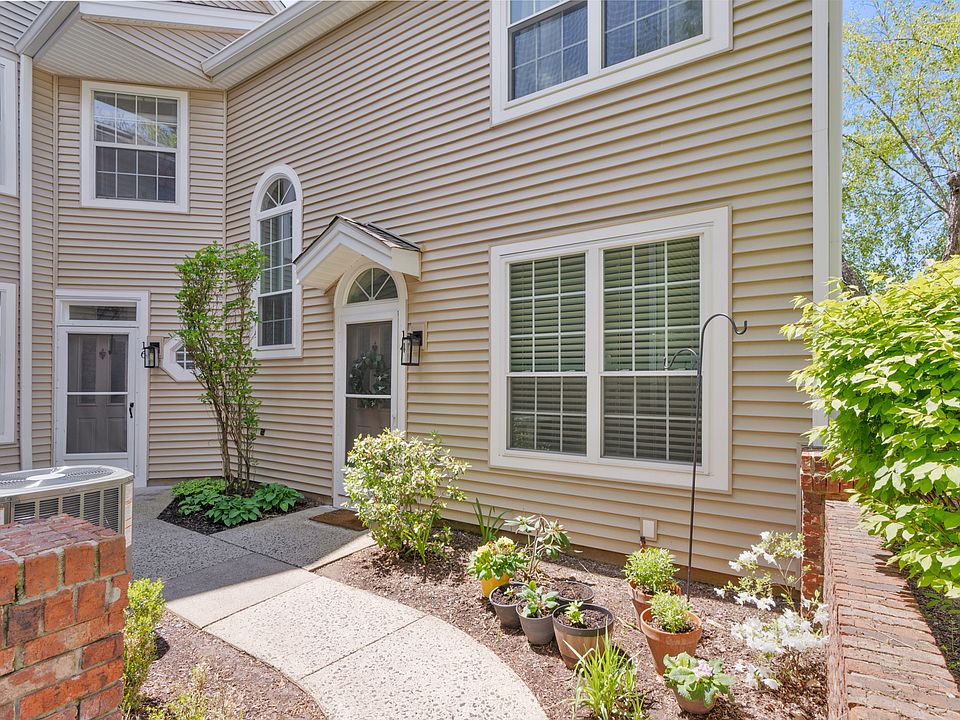 1st image of 14 Wood Duck Pond Rd