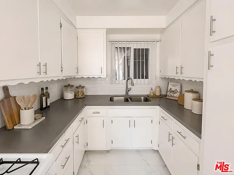 228 S Mariposa Ave #16 — Photo 6