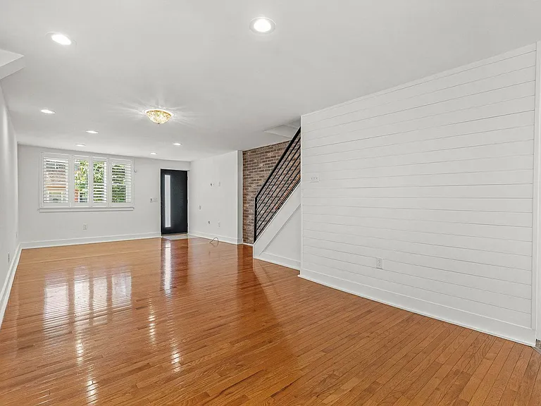 2911 S 15th St — Photo 10