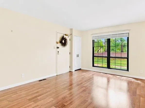 1111 Appleseed Ln APT A, Saint Louis, MO 63132