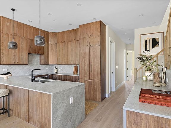 3rd image of 21 Conselyea St #3