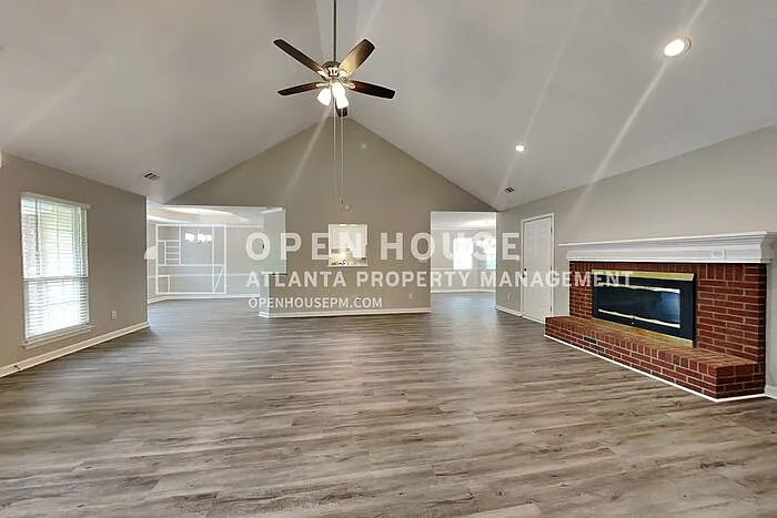 3 bed, 2.0 bath, 2601 sqft, $2,095 — Photo 4