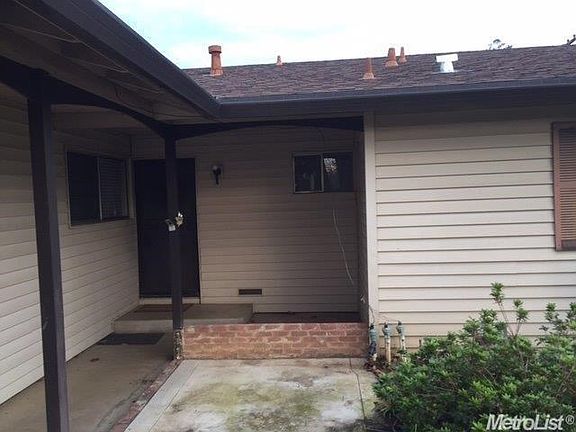 Entry area Covered walk and porch