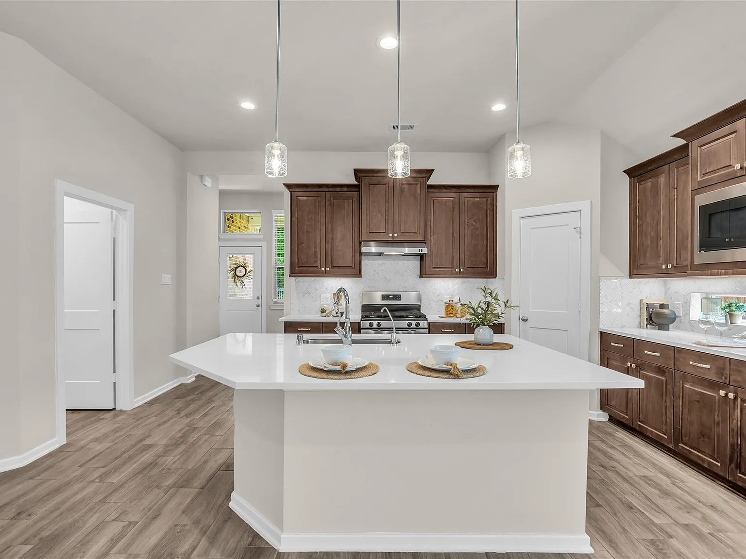 4 bed, 2.0 bath, 2023 sqft, $3,000 — Photo 2