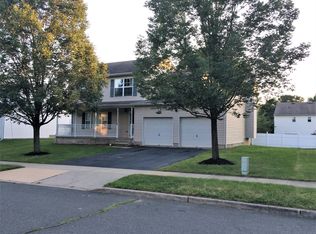 105 Honeysuckle Dr, Ewing, NJ 08638
