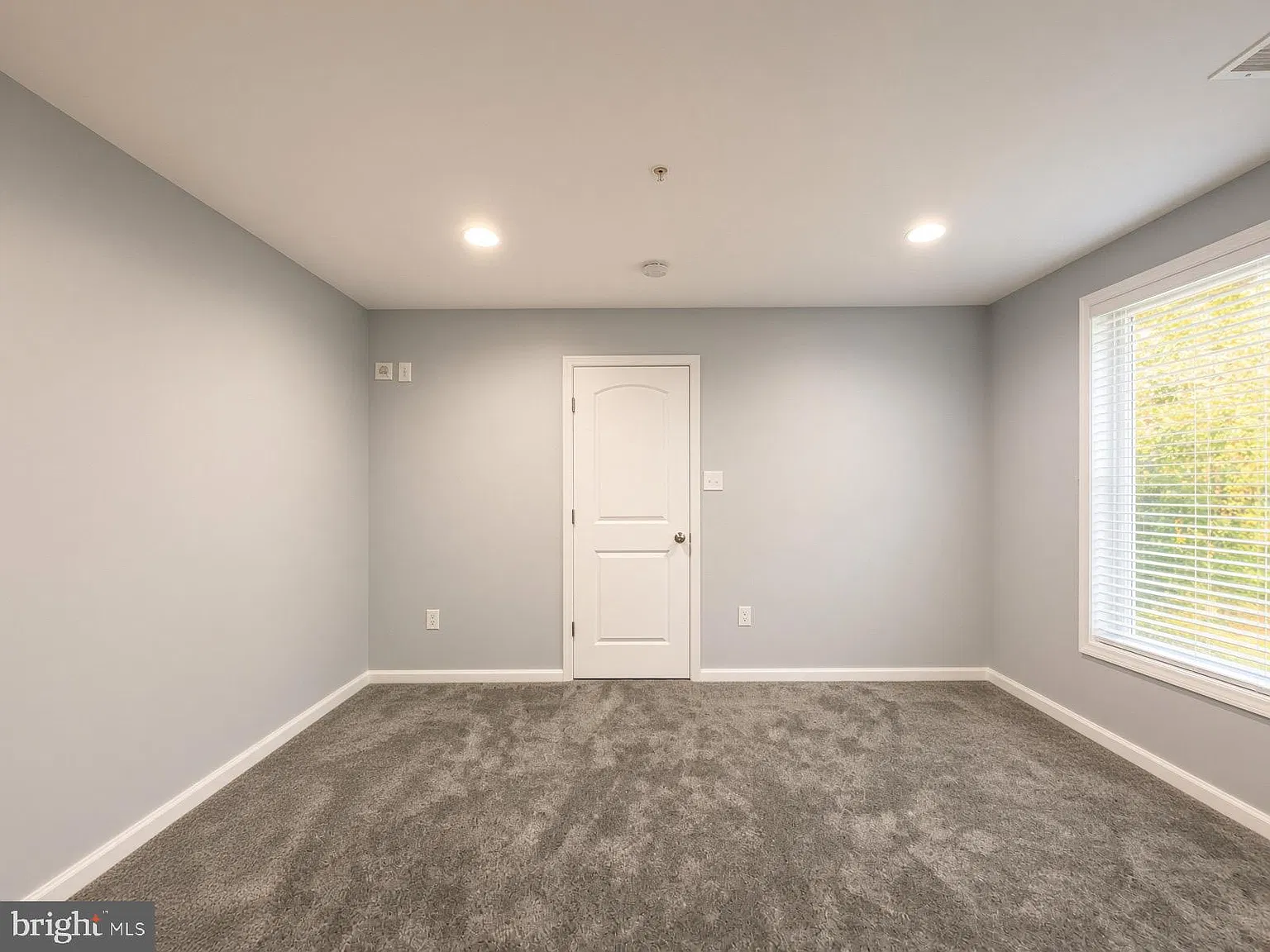 1 bed, 1.0 bath, 1938 sqft, $1,000 — Photo 2