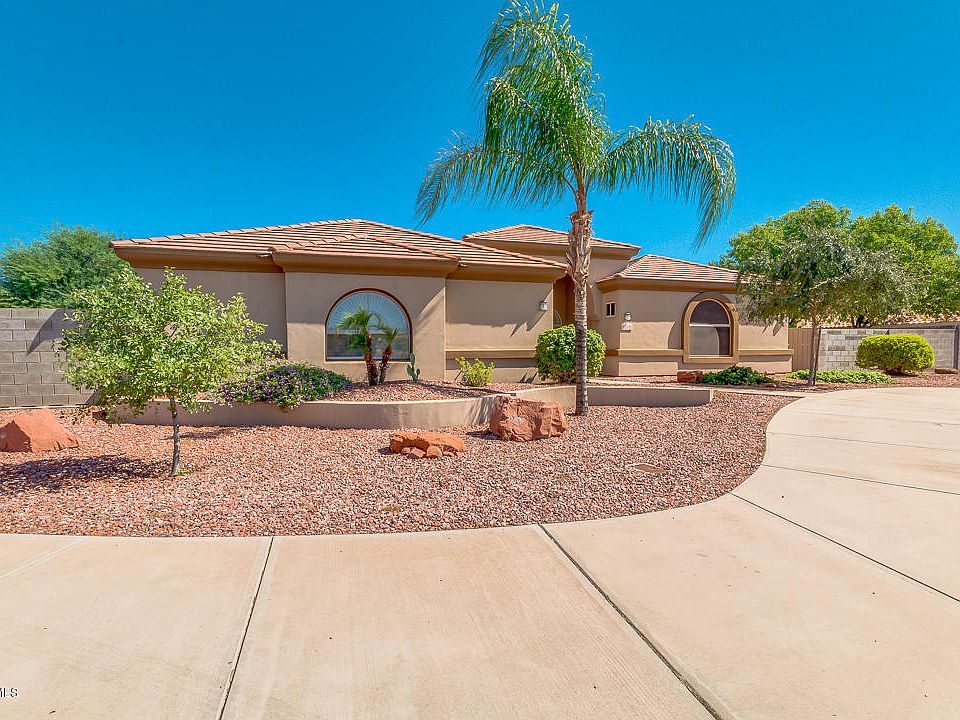 2nd image of 4010 E Paradise Ln