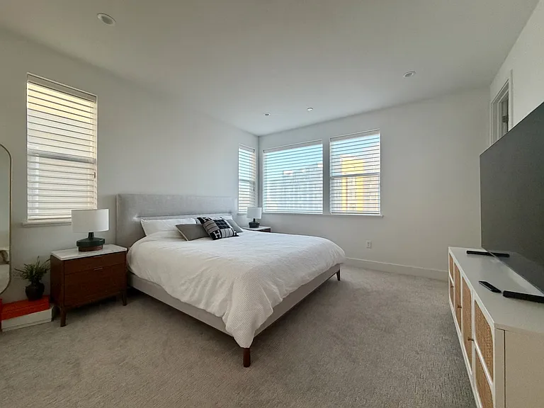 561 Pilgrim Dr — Photo 14