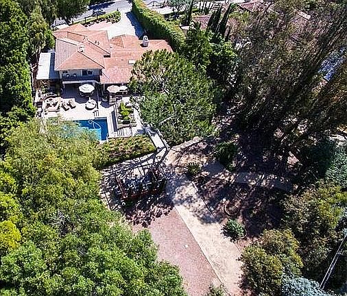 3rd image of 9836 Brentwood Dr
